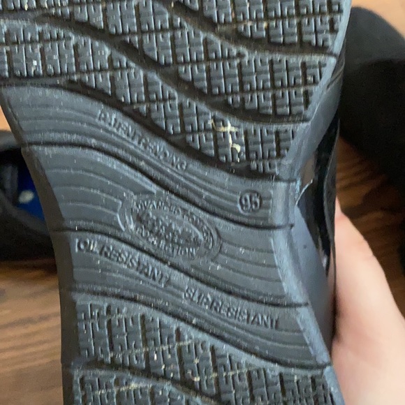 Dr. Scholl’s slip/oil resistant sneakers - Picture 2 of 2
